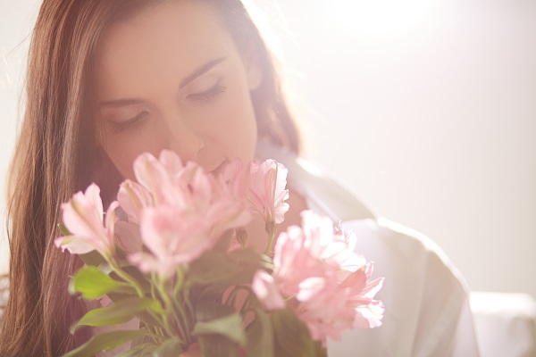 ピンクの花　女性